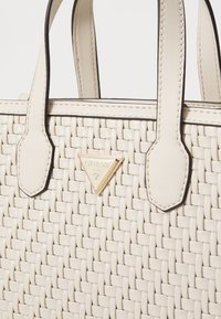 Guess SILVANA MINI TOTE - Kézitáska - bone