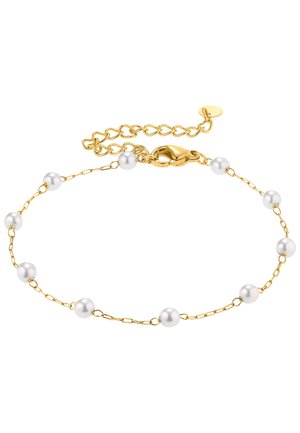Złota bransoletka łańcuszkowa z białymi perłami rozmieszczonymi wzdłuż ogniw, z zapięciem typu homar i regulowanym łańcuszkiem przedłużającym.