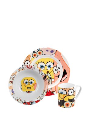 Dreiteiliges buntes Geschirrset mit SpongeBob Schwammkopf Figuren auf Teller, Schüssel und Tasse vor weißem Hintergrund.