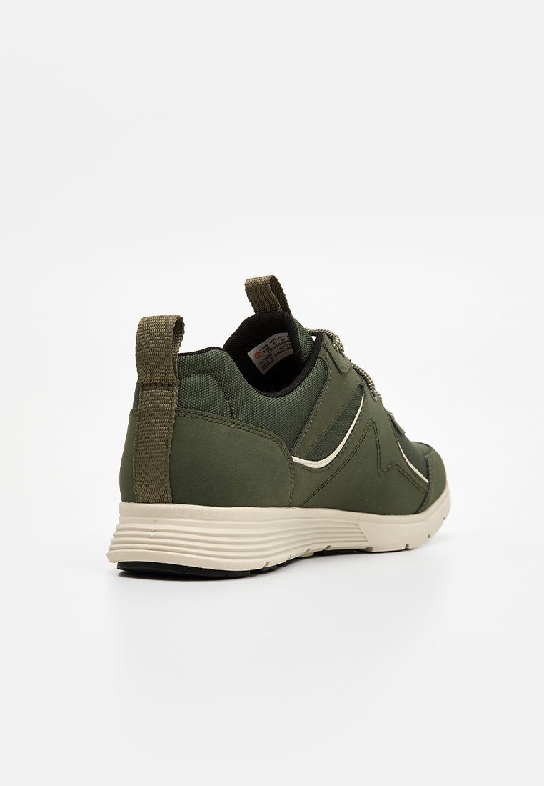 Scarpa sportiva verde con un materiale superiore liscio e testurizzato, design con lacci, colletto imbottito e suola bianca a contrasto.