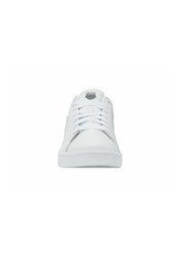 Sneaker bianca con una toma liscia, lacci piatti e un logo grigio sulla linguetta. Presenta un profilo basso e una suola in gomma.