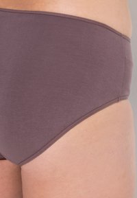 Mörkbruna bomullsboxershorts med en slät yta och sträckbart tyg, med högskuren benlängd och en enkel midjebandsdesign.