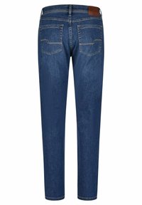 Jean en denim bleu foncé avec une coupe droite, dotée de deux poches arrière et de détails de couture visibles. Patch en cuir de la marque à la taille.