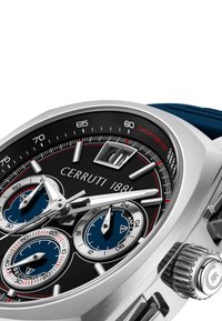 Reloj Cerruti 1881 con esfera negra, caja de acero inoxidable plateado, subesferas del cronógrafo azules y correa de goma azul; cuenta con taquímetro y ventana de fecha.