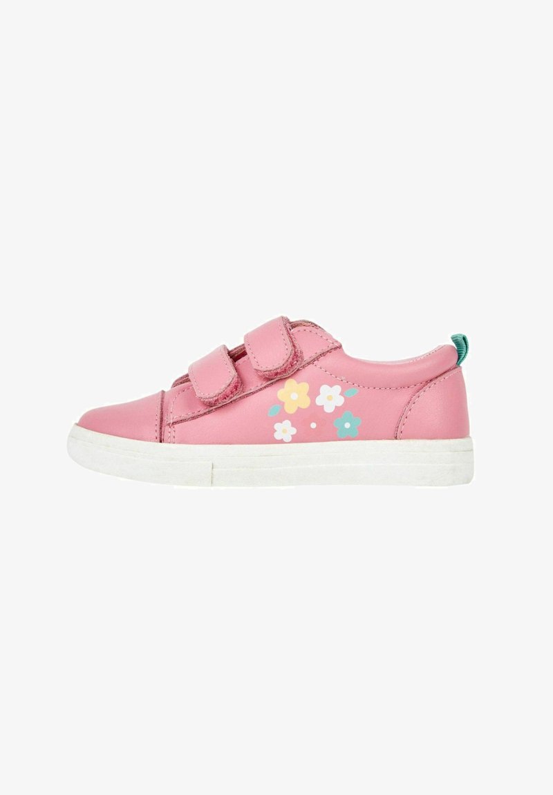 Adidași roz din piele, cu două benzi Velcro, talpă din cauciuc alb și un design floral în nuanțe de albastru, galben și alb pe lateral.
