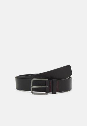 Cinto de couro preto com um design plano, fivela metálica e detalhe em costura vermelha. Textura lisa e extremidades arredondadas.