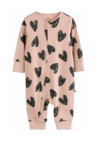 Un body pour bébé en rose clair à côtes, avec une fermeture éclair et des motifs de cœurs noirs. Les manches longues et les poignets aux chevilles complètent le design.