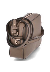 Rektangulær taupefarvet lædertaske til at bære over skulderen med sorte kanter, gyldent lynlås og justerbar strop, der er rullet sammen på en hvid baggrund.