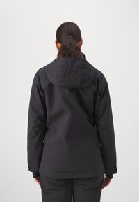 Schwarze wasserdichte Jacke mit Kapuze, ausgestattet mit einem schlanken Design und elastischen Bündchen. Das Material wirkt glatt mit matter Oberfläche.