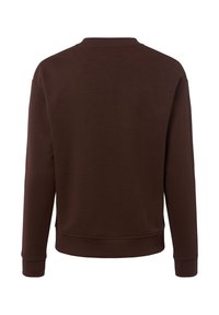 Brązowa, długorękawowa bluzka z okrągłym dekoltem. Posiada ściągacze przy mankietach i u dołu, wykonana z miękkiego, teksturowanego materiału, charakteryzująca się klasycznym krojem bez grafik.