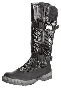 Bota de invierno negra con un superior sintético texturizado, puño acanalado, correas ajustables y una suela de goma resistente para tracción.