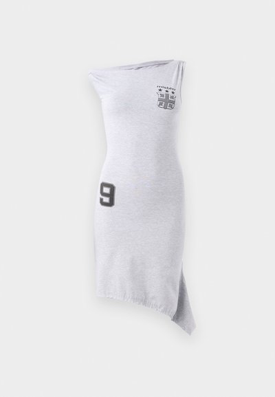 Hall hall ühe õla kleit, mis on valmistatud pehmest puuvillast. Rinnal on trükitud logo ja küljes suur '9', samas on kleidil asümmeetriline äär.