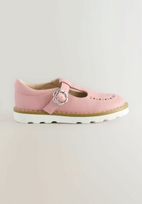 Rosa Lederpumps im Mary-Jane-Stil mit einem dekorativen Riemen und einer silbernen blumenförmigen Schnalle, weißer Sohle und perforierten Akzenten.