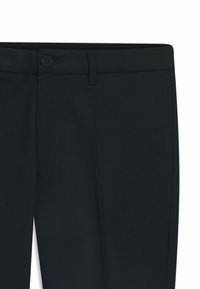 Σκούροι ναυτικοί παντελόνια από υφαντό ύφασμα, με κλείσιμο με κουμπί, επίπεδη μπροστινή όψη και πλευρικές τσέπες με ελάχιστη ραφή λεπτομέρεια.