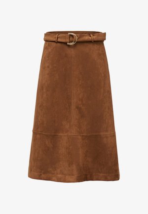 Falda marrón de ante sintético en línea A con una cinturilla ancha y cinturón, cuenta con una hebilla circular de metal y detalles de costuras para mayor estructura.