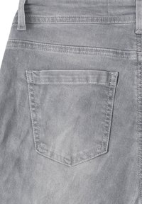 Jeans in denim grigio chiaro con una tasca posteriore dal design appuntito e angolare e una texture sottile. Cuciture visibili in un colore abbinato.