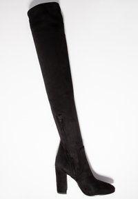 Sort over-the-knee-støvle i ruskind med en kraftig høj hæl, sideløs lynlås og glat tekstur. Enkel design med en spids tå.