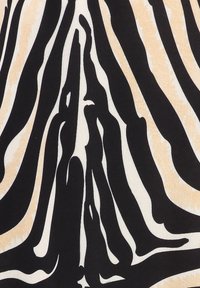 Tejido de estampado de cebra negro y beige que presenta rayas onduladas y asimétricas, con una textura suave y un acabado delicado.