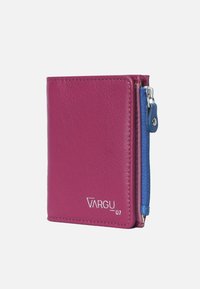 Portafoglio in pelle magenta con una zip blu, forma rettangolare, logo in rilievo e bordi cuciti. Design compatto e funzionale.