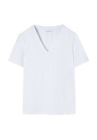 Camiseta blanca de cuello en V hecha de una tela suave y ligera, con mangas cortas y un ajuste relajado. No presenta patrones ni accesorios.