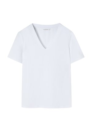 T-shirt blanc à col en V fabriqué à partir d'un tissu doux et léger, avec des manches courtes et une coupe décontractée. Aucun motif ni élément métallique ne sont présents.
