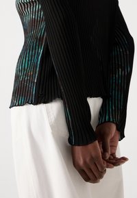 Marc Cain Top s dlhým rukávom - dark jade green