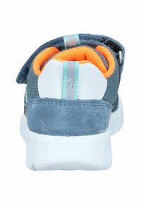 Graue Wildleder- und Mesh-Sneaker mit orangefarbenem Innenfutter, weißer Sohle und türkisfarbenen Akzenten. Verfügt über einen verstellbaren Riemen und eine verstärkte Ferse für zusätzlichen Halt.