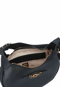 Borsa a tracolla in pelle nera con logo dorato. Presenta un'esterno testurizzato, tasche con zip e una fodera interna a motivo. Cinghia regolabile.