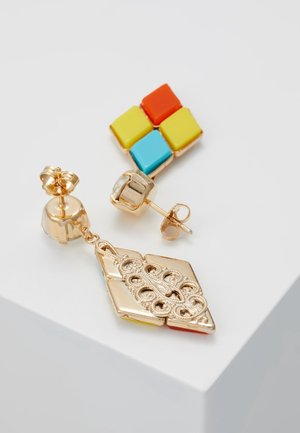 Boucles d'oreilles clous ton or avec l'une présentant des carreaux carrés colorés et l'autre un pendentif en filigrane en forme de diamant.
