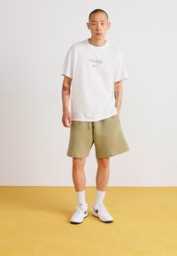 Nike Sportswear TEE - Trükipildiga T-särk - white