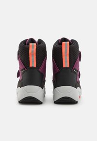 Schwarze und lila High-Top-Sneaker aus Mesh- und synthetischen Materialien, mit Klettverschlüssen und reflektierenden orangen Akzenten auf der Rückseite.