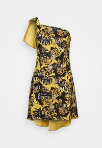 Robe noire et dorée à une épaule avec motif baroque jaune et texte « Versace Jeans Couture » imprimé sur l'ensemble.