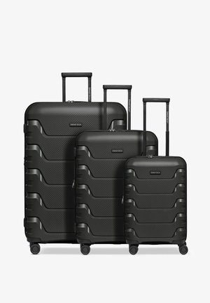 Tre valigie SMARTBOX rigide nere di dimensioni piccola, media e grande, dotate di manici telescopici e quattro ruote girevoli.