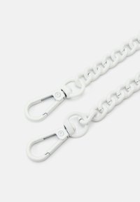 Chaîne blanche avec de grandes mailles et deux mousquetons métalliques à chaque extrémité, présentant une texture lisse et une finition brillante uniforme.