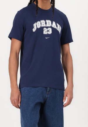 Navyblaue Baumwoll-T-Shirt mit "JORDAN 23" in weißen Bogenbuchstaben und kleinem weißen Nike-Logo auf der Brust. Kurzarm und normale Passform.