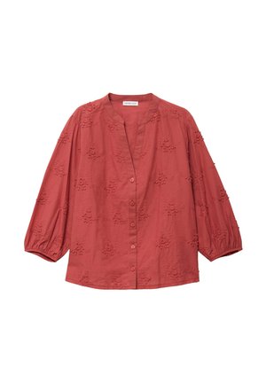 Blusa roja de algodón con cuello mandarín, botones en el frente y mangas cortas abullonadas. Presenta un bordado con motivo floral en toda la tela.