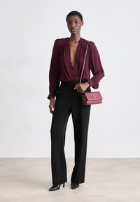 Tommy Hilfiger ETERNITY CHAIN CROSSOVER - Torba preko tijela - raspberry truffle