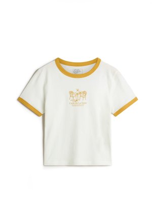 Hvid t-shirt med korte ærmer med sennepsfarvet kant og et lille sennepsfarvet motiv af et cafébord med to stole midt på foran.