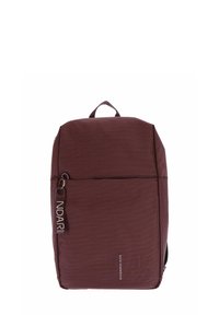 Sac à dos rectangulaire bordeaux avec tissu texturé, poche zippée à l'avant, poignée supérieure et logo "Mandarina Duck" à l'avant.