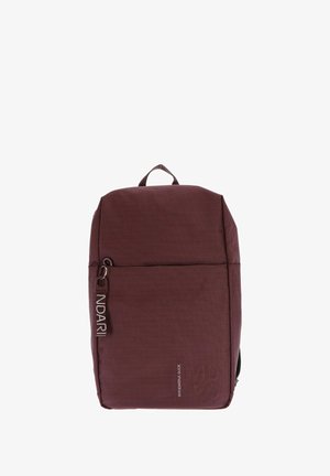 Sac à dos rectangulaire bordeaux avec tissu texturé, poche zippée à l'avant, poignée supérieure et logo "Mandarina Duck" à l'avant.