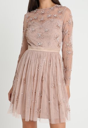 Hellrosa Tüllkleid mit langen Ärmeln, verziert mit Pailletten- und Perlenblumen-Sternmustern, tailliert und mit plissiertem Rock.
