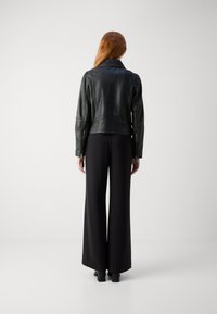 Marc O'Polo VINTAGE BIKER JACKET ZIPPER POCKETS SLITS ON SLEEVE HEM - Leather jacket - black