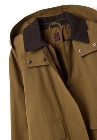 Braune Jacke mit Kordkragen, Reißverschluss, Seitentaschen und Metallschnappverschlüssen. Hergestellt aus strapazierfähigem Stoff mit glatter Textur.