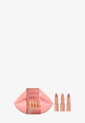 Contenitore a forma di labbra rosa che ospita tre mini rossetti in tubetti dorati. I rossetti sono tonalità di rosa, con design cilindrici e lisci.