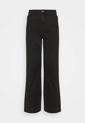 Jean noir taille haute à jambes droites avec poches plaquées à l'avant, passants pour ceinture et fermeture par bouton à la taille.