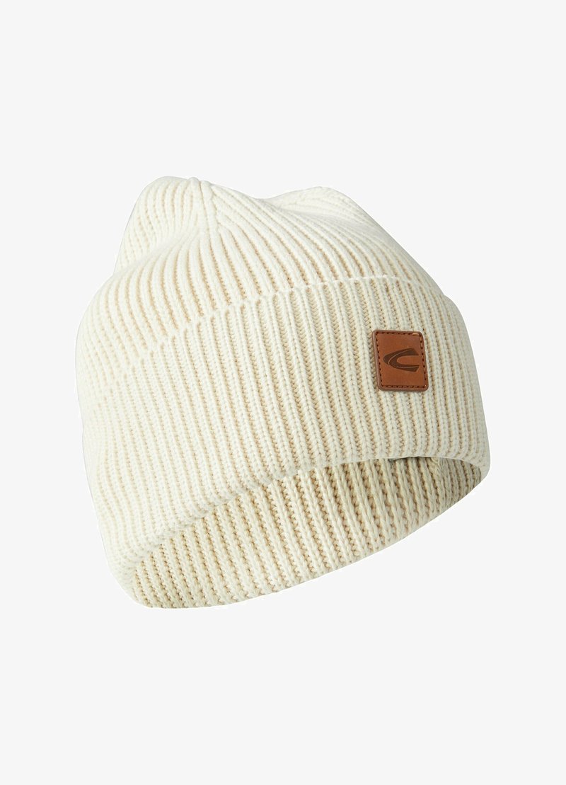 Ribbet cremet strikket hue med en foldet kant og et lille brunt læderlogo patch på siden. Blød tekstur, varm design.