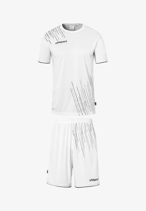 Witte sporttrui en shorts van lichtgewicht stof. Voorzien van zwarte diagonale strepen en merkbranding op de linkerbovenkant van de trui en op de shorts.