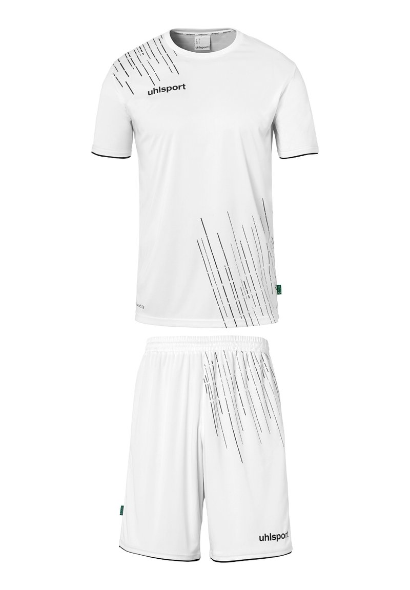 Witte sporttrui en shorts van lichtgewicht stof. Voorzien van zwarte diagonale strepen en merkbranding op de linkerbovenkant van de trui en op de shorts.
