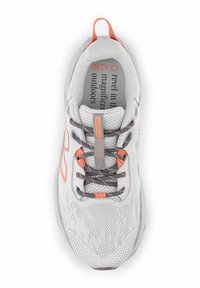 Zapatilla deportiva de color gris claro con parte superior de malla transpirable, detalles en naranja, cordones grises y puntera reforzada. Cuenta con un cuello acolchado para mayor comodidad.