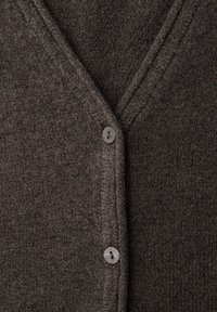 Cardigan marron foncé à col en V, présentant un motif en tricot texturé et une fermeture à boutons gris à l'avant.
